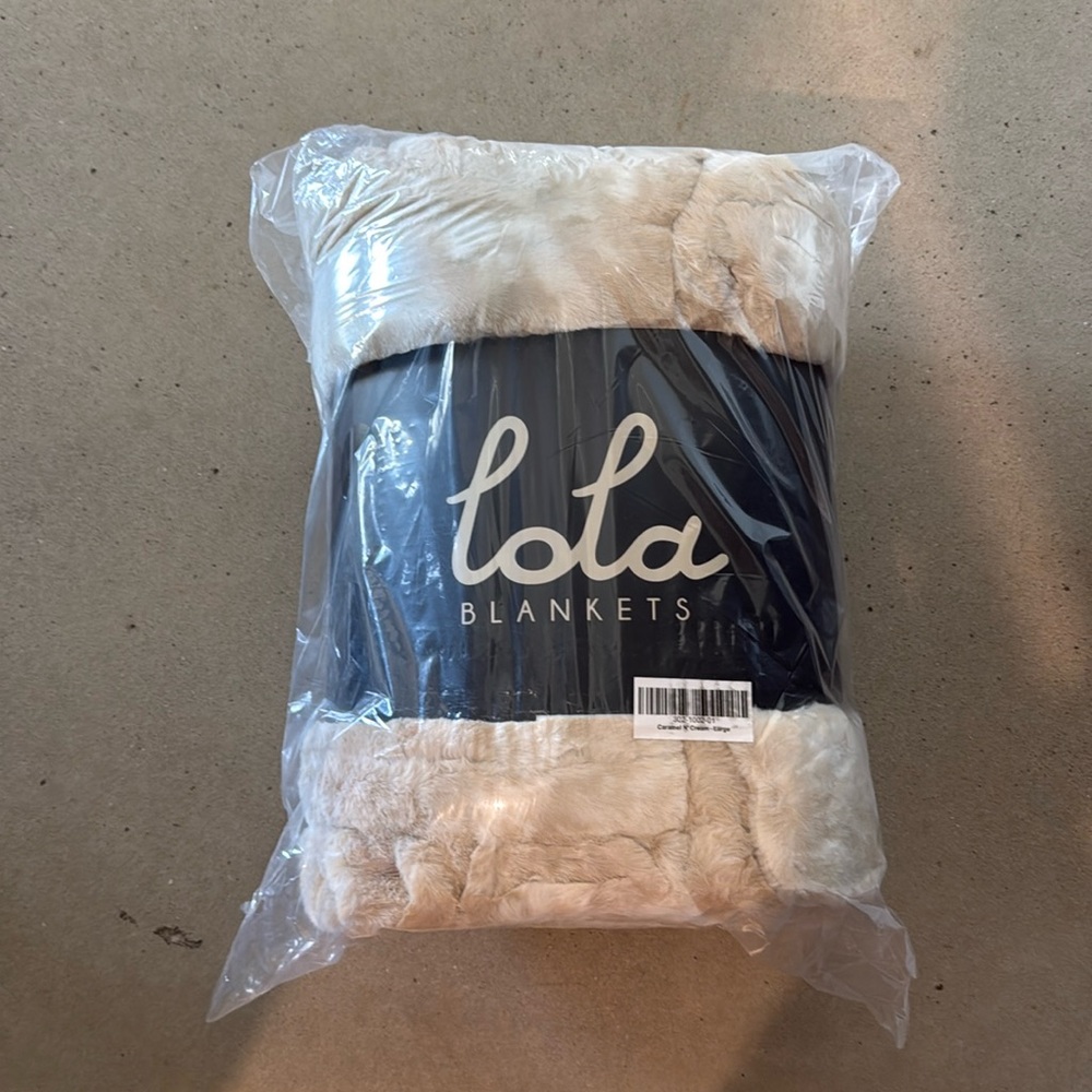 Lola blanket, caramel and cream, brand new size large